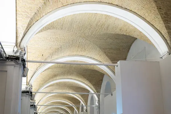 Büyük bir klasik ve barok sergisinde tavan kemerleri.