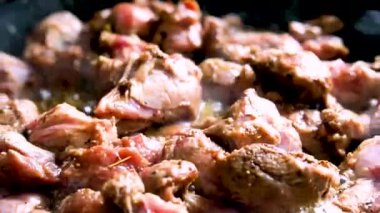 Kızartma tavasında dana eti parçaları pişir. Öğle ve akşam yemeği pişir.