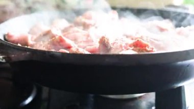 Dana eti parçaları pişir. Öğle ve akşam yemeği için hayvan proteini. Sağlıklı beslenme