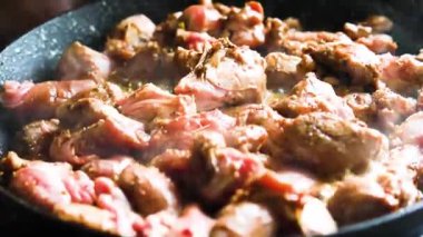 Yüksek sıcaklıkta dana eti kızartır. Öğle ve akşam yemeği pişir.