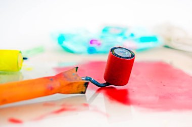 Masaüstü grafikleri kırmızı boyalı ve palet bıçaklı.