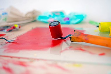 Masaüstü grafikleri kırmızı boyalı ve palet bıçaklı.