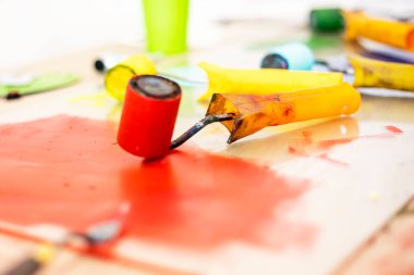 Masaüstü grafikleri kırmızı boyalı ve palet bıçaklı.