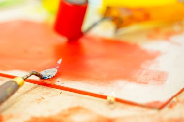 Masaüstü grafikleri kırmızı boyalı ve palet bıçaklı.