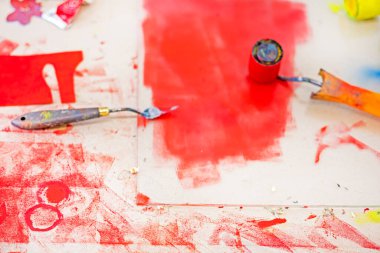 Masaüstü grafikleri kırmızı boyalı ve palet bıçaklı.