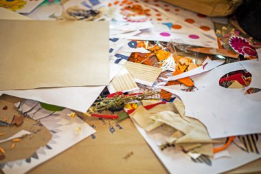 Kolaj oluştururken masadaki yaratıcı karışıklık