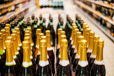 Süpermarketteki bir rafta beyaz köpüklü şarap