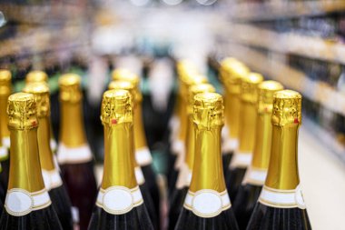 Süpermarketteki bir rafta beyaz köpüklü şarap