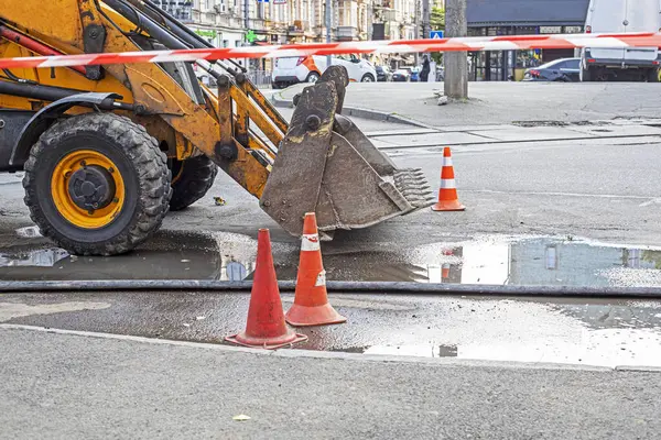 Dışarıdaki bir boru hattının acil onarımı.