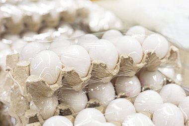 Süpermarketteki karton kaplarda beyaz tavuk yumurtaları. Ekonomik kriz