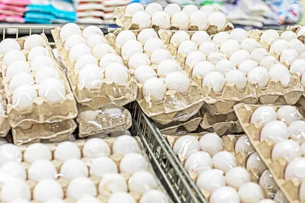 Süpermarkette karton kaplarda tavuk yumurtası. Ekonomik kriz
