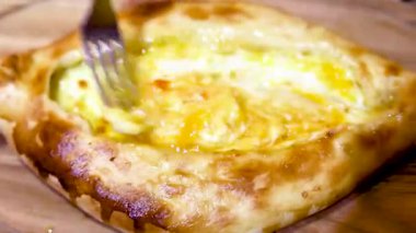 Peynir ve yumurtayı Adzhar stilinde çatalla karıştırmak..