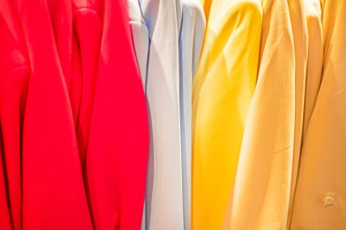 Bu yıl modern kıyafetlerle yılın moda renkleri ve dokuları