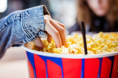 Sinemada ailemle patlamış mısır yiyordum. Aile hafta sonu. Aile Günü