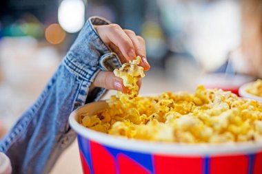 Sinemada ailemle patlamış mısır yiyordum. Aile hafta sonu. Aile Günü