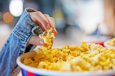 Sinemada ailemle patlamış mısır yiyordum. Aile hafta sonu. Aile Günü