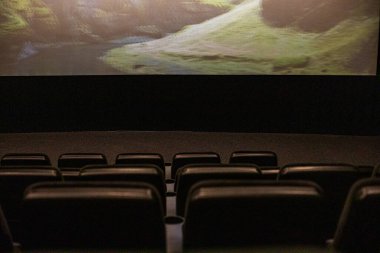 Film gösterimi sırasında ışıkları kapalı boş sinema salonu
