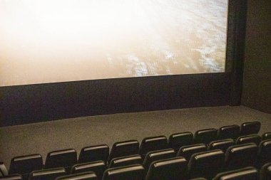 Film gösterimi sırasında karanlık sinema salonu