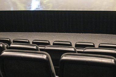 Sinema salonu film gösterimi sırasında ışıkları kapalı.