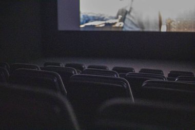 Film gösterimi sırasında ışıkları kapalı boş sinema salonu