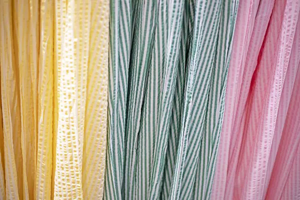 Bu yıl modern kıyafetlerle yılın moda renkleri ve dokuları