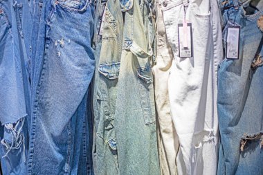 Marketin farklı tonlarında şık kotlar. Mevsimin başlangıcı.