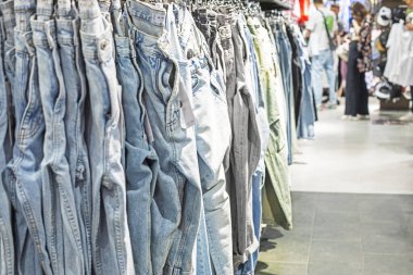 Giyim bölümünün süpermarketinde şık kadın ve erkek kotu.