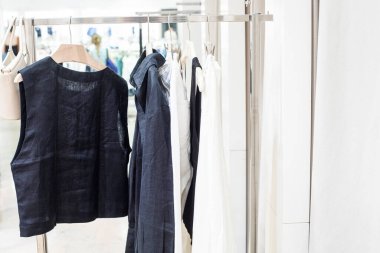 Soyunma odasında uygunsuz şeyler bırakılmış. Moda ve tarz