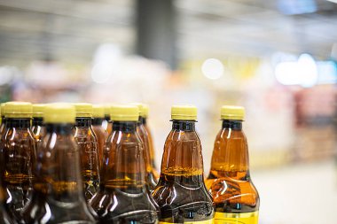 İçecekler, süpermarkette plastik şişelerde bira