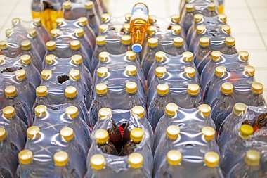 içecekler, bira ve su süpermarkette plastik şişelerde