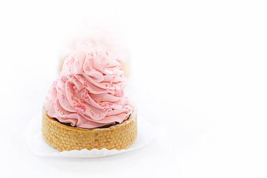 Pembe böğürtlen kremalı kurabiye