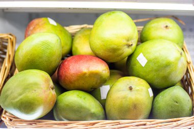 Marketteki bir konteynırda olgunlaşmış mango çiftliği