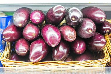 Süpermarketteki bir konteynırda olgunlaşmış patlıcan.