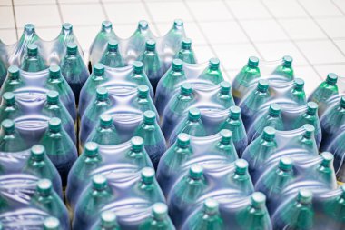 içecekler, hafif ve koyu biralar süpermarkette plastik şişelerde