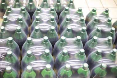 Bira ve su süpermarkadaki plastik şişelerde