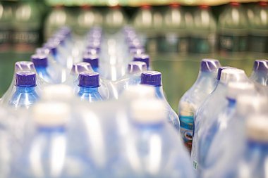 Bira ve su süpermarkadaki plastik şişelerde