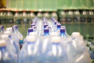 Bira ve su süpermarkadaki plastik şişelerde