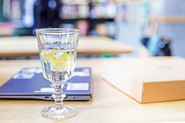 Bir kitapçıda limon ve buzlu bir bardak soğuk su.