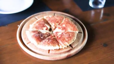 Peynirli sıcak khachapuri. parti.
