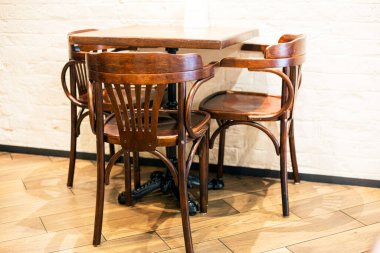 Bir kafede samimi bir iç mekan. Modern eko iç mimarisi