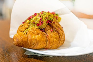 Ahududu ve fıstık kremalı taze kruvasan. Günaydın.