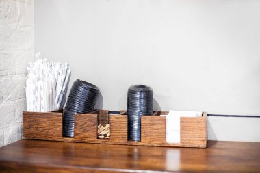 Bir kafede samimi bir iç mekan. Modern eko iç mimarisi