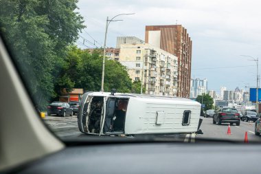 Başkentin merkezindeki 4 şeritli bir otoyolun ortasında devrilmiş bir minibüs. Trafik kazası ve kaza.