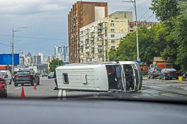 Başkentin merkezindeki 4 şeritli bir otoyolun ortasında devrilmiş bir minibüs. Trafik kazası ve kaza.