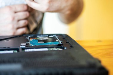 Bilgisayarı tamir etmek, arızayı gidermek için üssü sökmek.