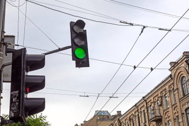 Dışarıdaki trafik ışıklarında yeşil ışık, başkentte arabaların hareket etmesine olanak sağlıyor.