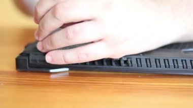 Evde tamir edildikten sonra dizüstü bilgisayar monte ediliyor.