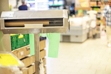 Süpermarkette tek kullanımlık çanta makinesi. Çevre