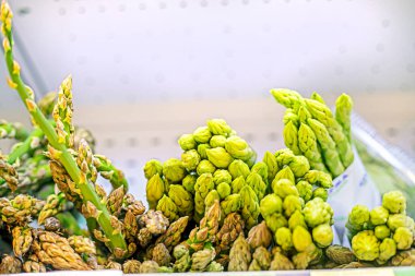 Süpermarketteki bir konteynırda olgun enginar. Sağlıklı beslenme