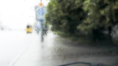 Şiddetli yağmur ve şehirde rüzgar. Anormal hava